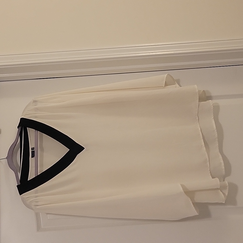 White and black blouse. Kaari Blue size 3x.